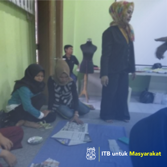 PEMBENTUKAN KELOMPOK USAHA BERSAMA,

PELATIHAN KEWIRAUSAHAAN DAN PEMBUATAN BARANG KERAJINAN

BERBASIS JAHIT-MENJAHIT

PADA MASYARAKAT YANG TERDAMPAK PEMBANGUNAN DI DESA CILEUNYI

KULON, KECAMATAN CILEUNYI,
KABUPATEN BANDUNG