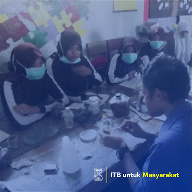 Implementasi Teknologi dan Pemberdayaan Masyarakat melalui Pengembangan Budidaya Jamur Tiram di Sekitar Danau Maninjau