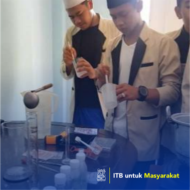 Inovasi Pemanfaatan Obat Herbal untuk Peningkatan Kesehatan Kulit dan Rambut Melalui Edukasi dan Pelatihan Santri Di Ponpes Manarul Huda Bandung