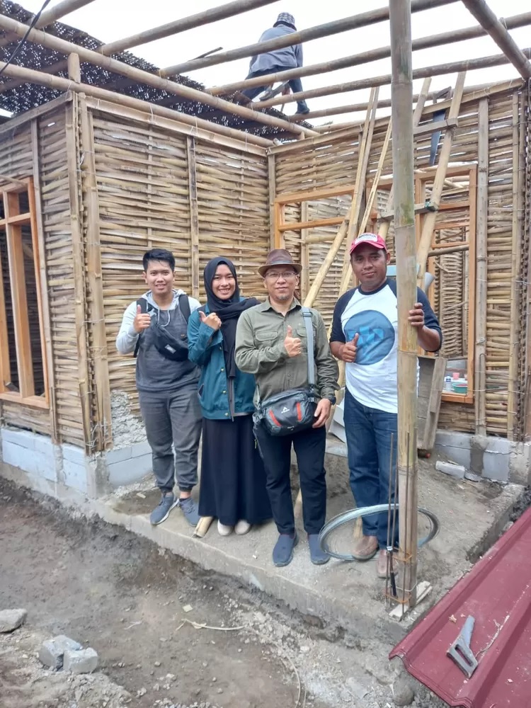 Pelatihan Keterampilan Pembuatan Konstruksi Rumah Bambu Plester bagi Mahasiswa dan Pekerja Bangunan untuk Membentuk Komunitas Tanggap Bencana di Kota Makassar