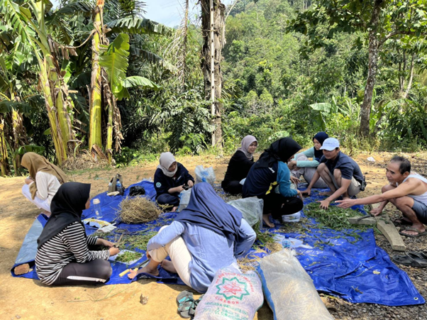 Pembuatan PJU Ramah Lingkungan untuk Menunjang Kegiatan Masyarakat di Dusun Margawati, Kampung Margawati, Desa Cimarga, Kabupaten Sumedang