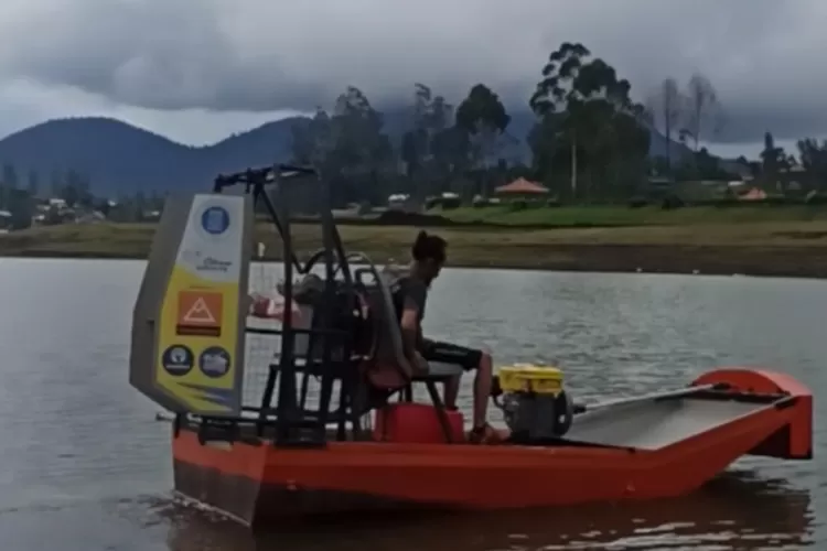 Alat Penghancur Eceng Gondok Dengan Menggunakan Gangboat Sebagai Plateform