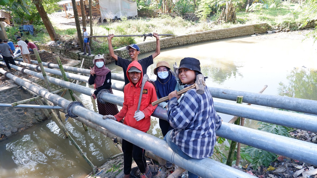 PROGRAM SANITASI DAN AIR BERSIH DESA GEYONGAN: PEMASANGAN POMPA HIDRAM